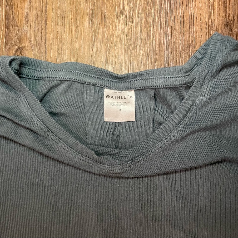 Athleta Slate Gray Ribbed Short Sleeve Tee Pleat Back Size Mediue - Picture 2 of 3
